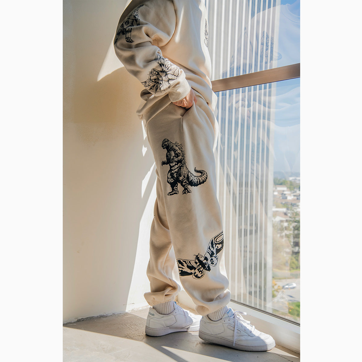 godzilla-kaiju-print-sweatpants-jogginghose-creme image 2
