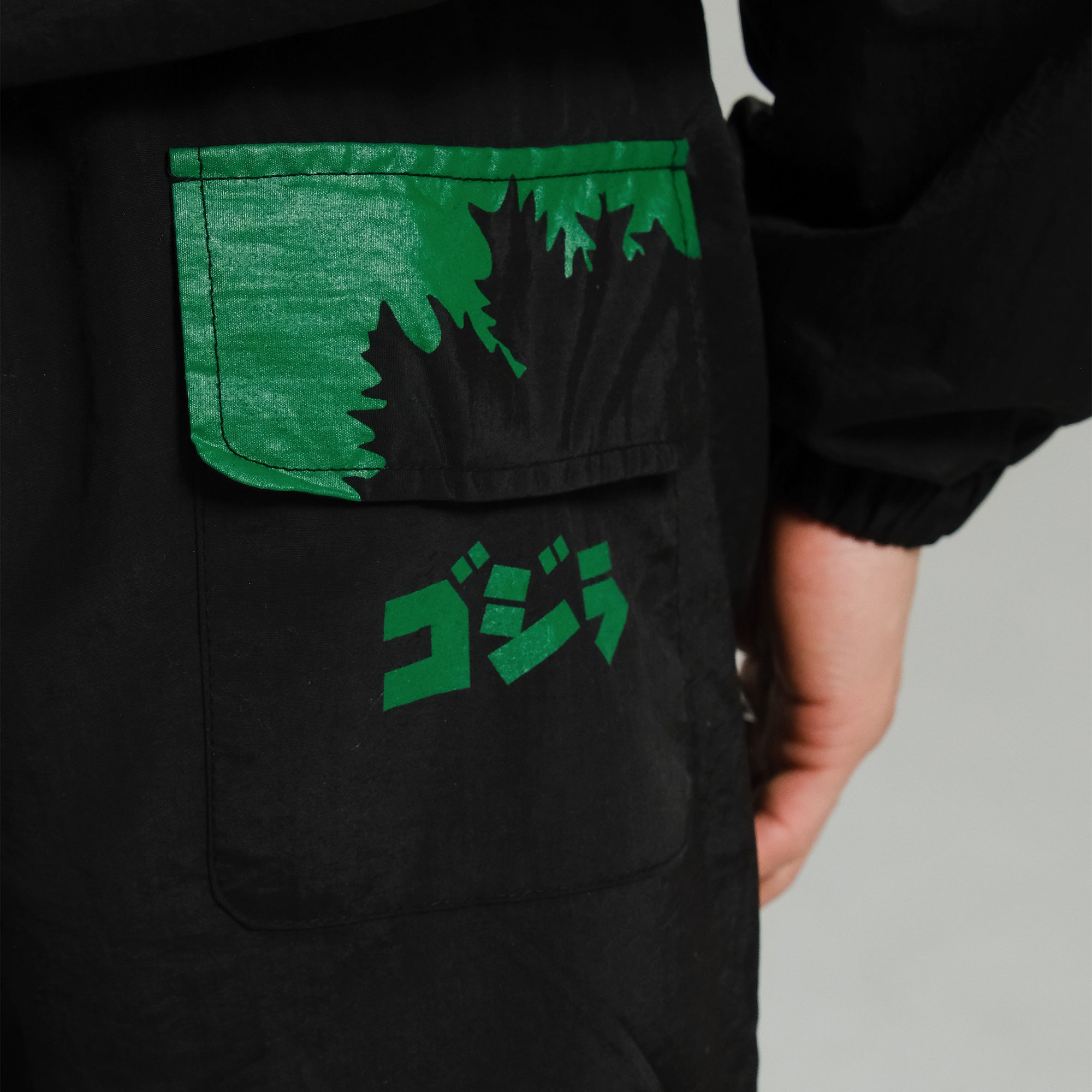 godzilla-essential-track-short-gr-n-schwarz-mit-kanji-logo image 7