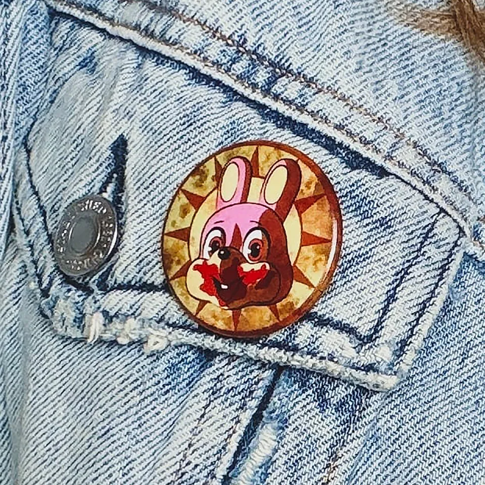 silent-hill-robbie-button-anstecker-horror-pin image 1