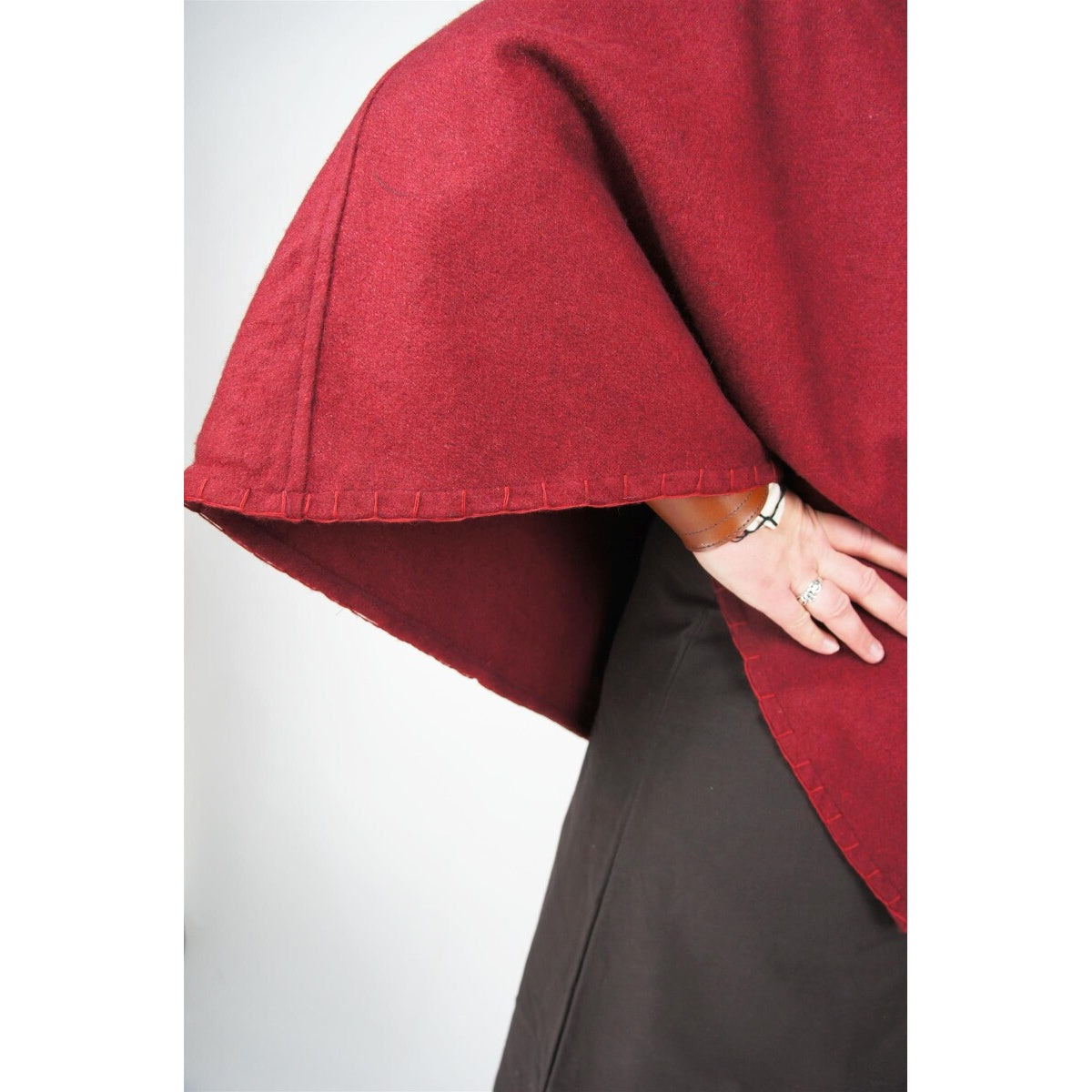 elbenwald-egill-gugel-rot-mit-stickerei-mittelalter-kopfbedeckung image 5