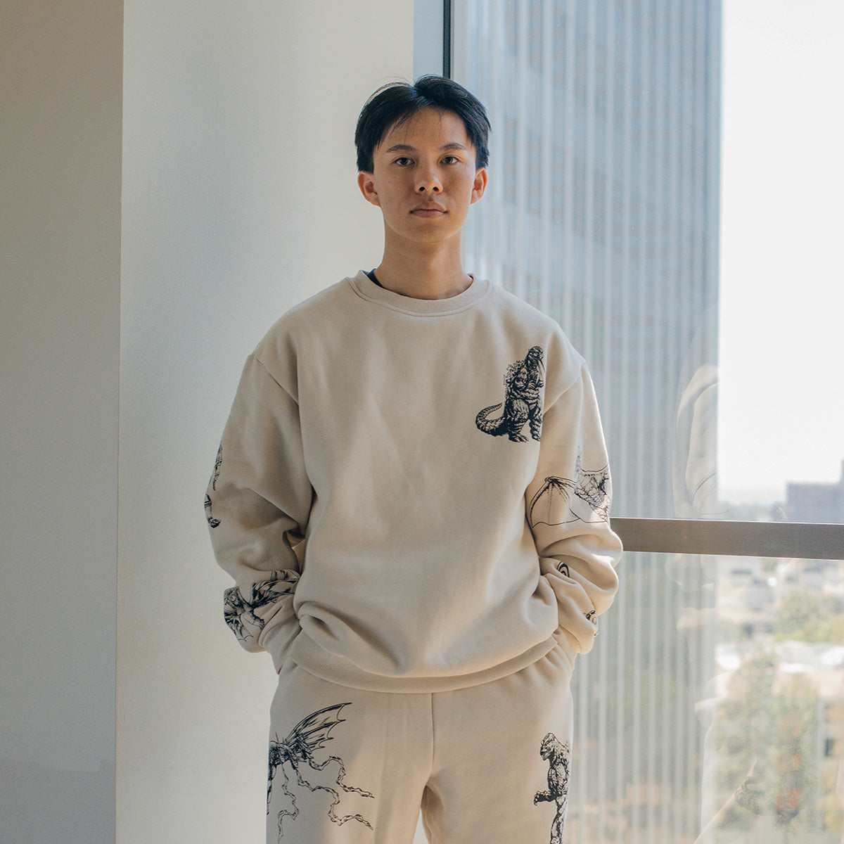 godzilla-kaiju-print-sweatshirt-pullover-creme-baumwolle image 2