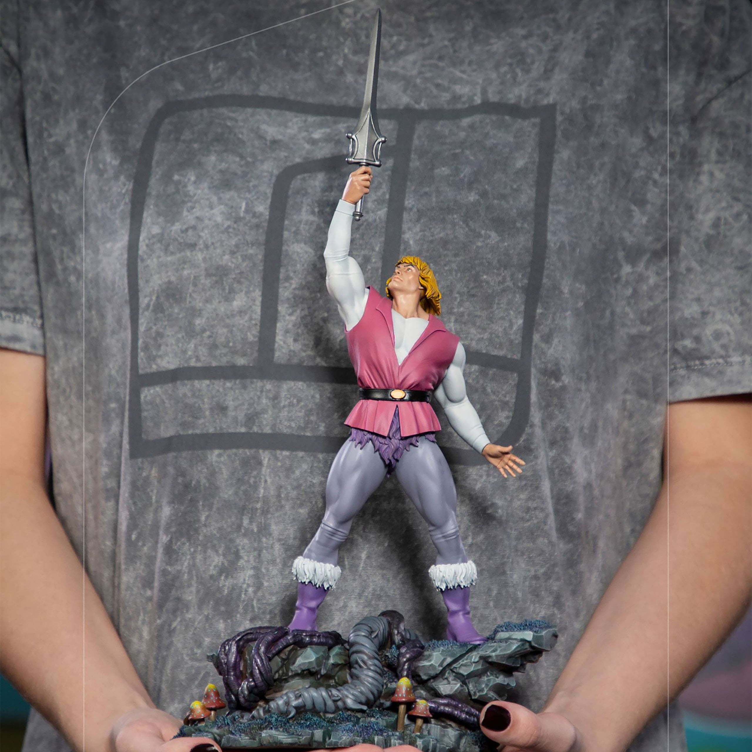 iron-studios-motu-prince-adam-art-scale-statue-1-10-deluxe image 6
