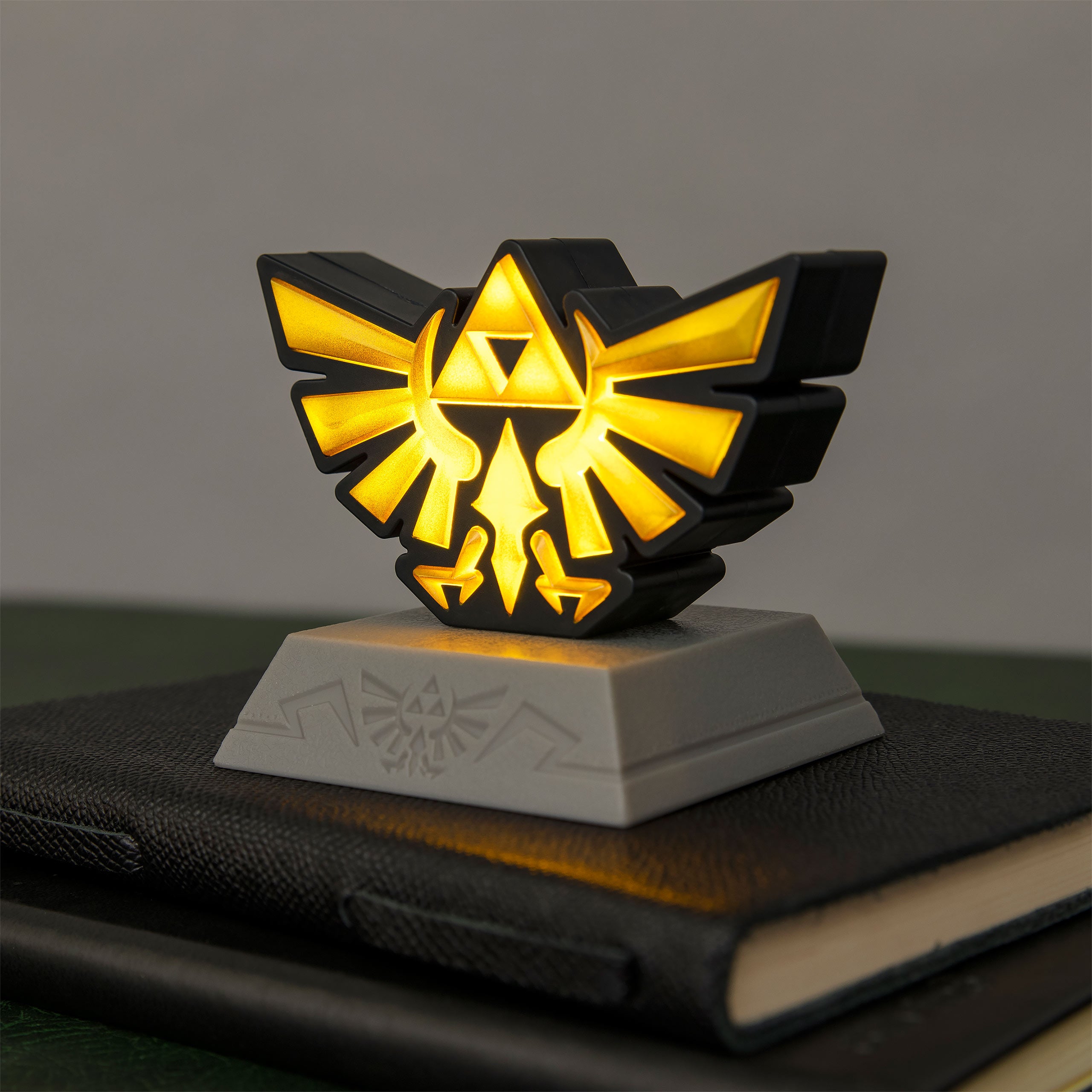 zelda-hyrule-crest-3d-tischlampe-mit-wappen-motiv image 2