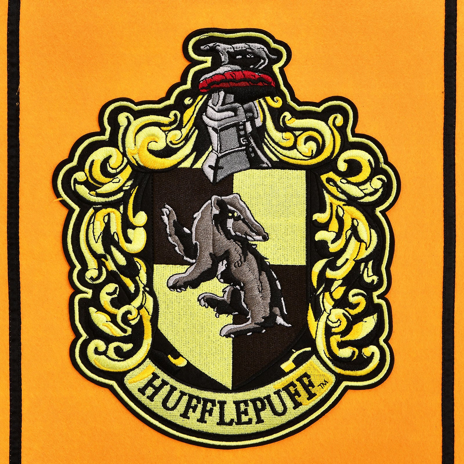 elbenwald-harry-potter-hufflepuff-wappen-banner-filz-36x47-5-cm image 2