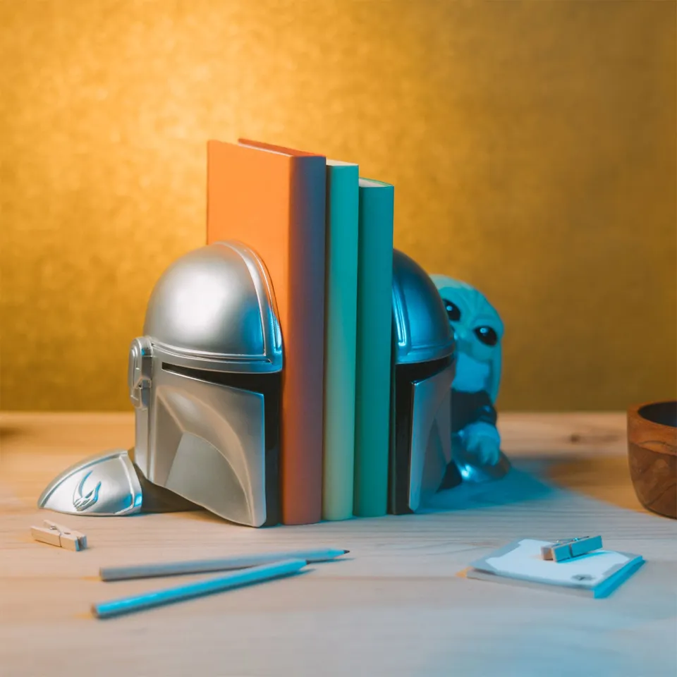 elbenwald-grogu-und-mandalorianer-buchst-tzen-the-mandalorian-resin-14-cm image 1