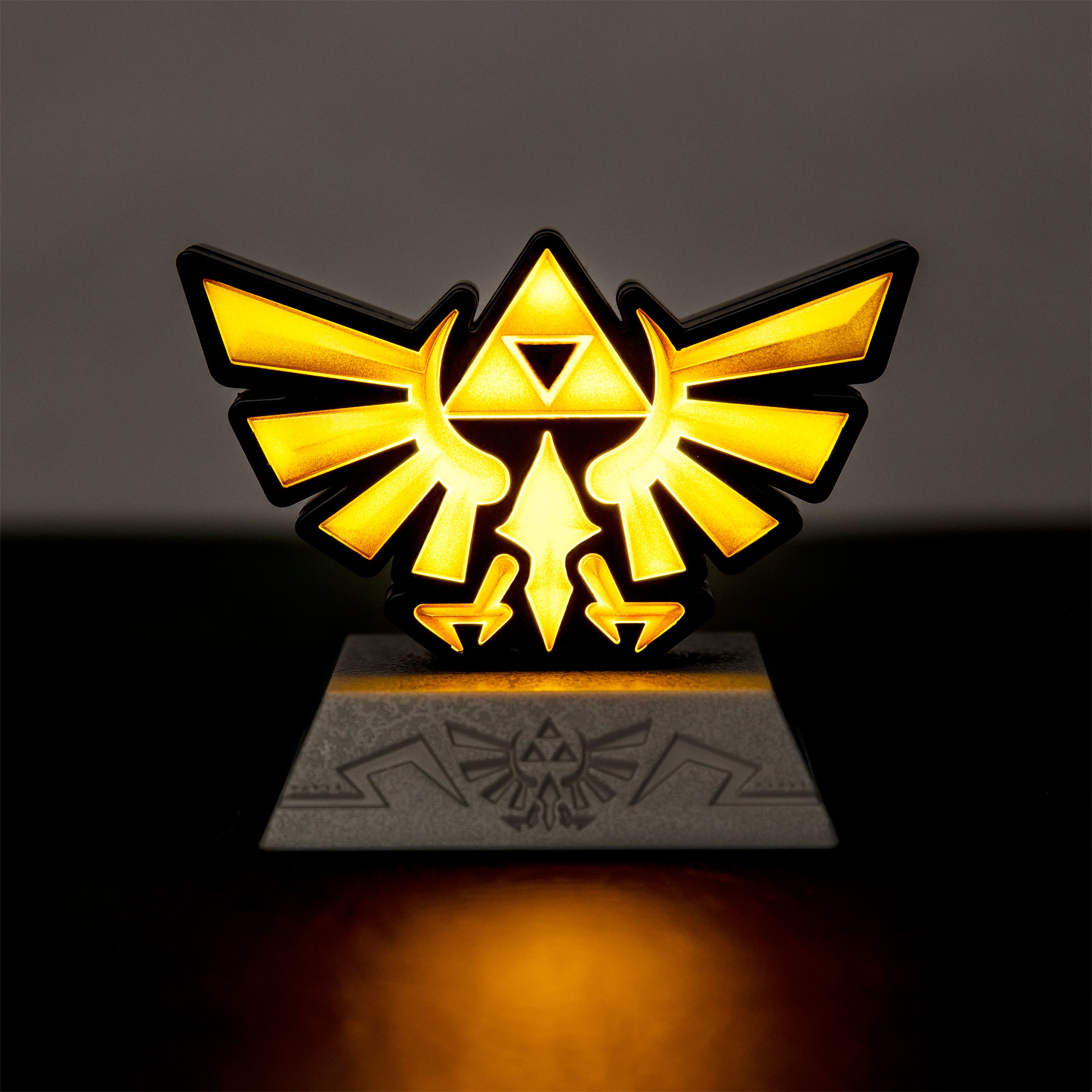 zelda-hyrule-crest-3d-tischlampe-mit-wappen-motiv image 1