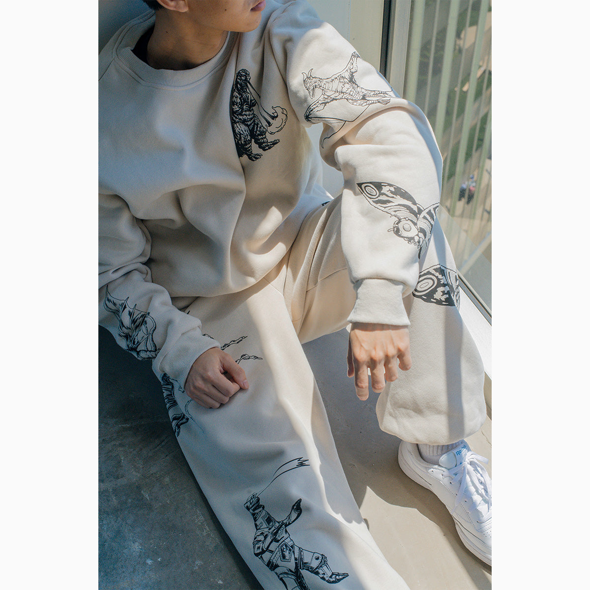 godzilla-kaiju-print-sweatpants-jogginghose-creme image 4