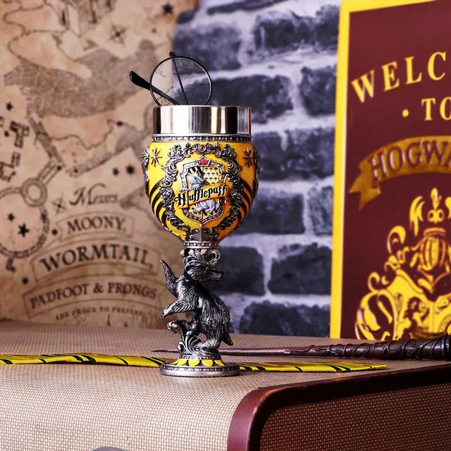 harry-potter-hufflepuff-logo-kelch-deluxe-becher-deko image 1