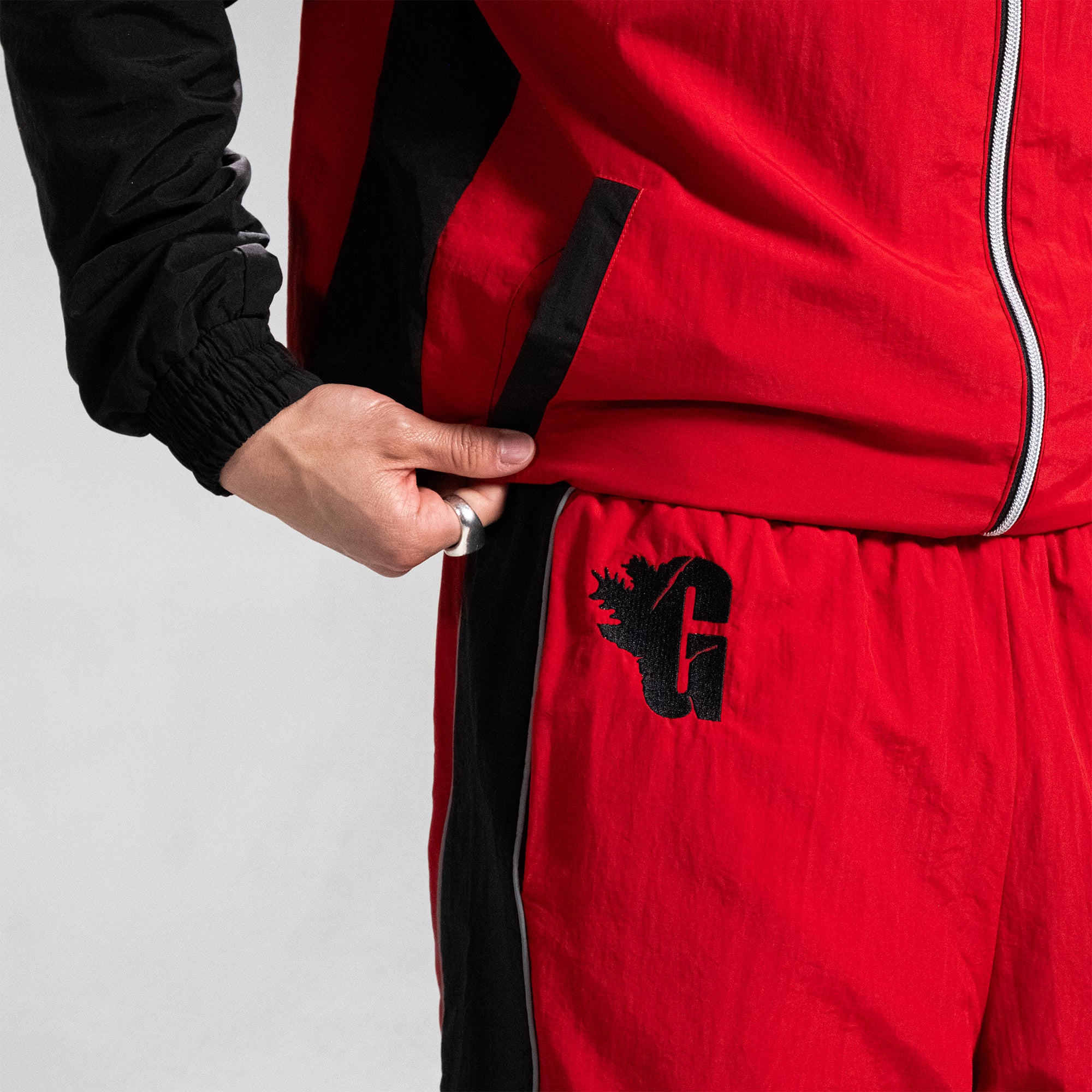 godzilla-essential-track-pant-hose-rot-schwarz-nylon image 7