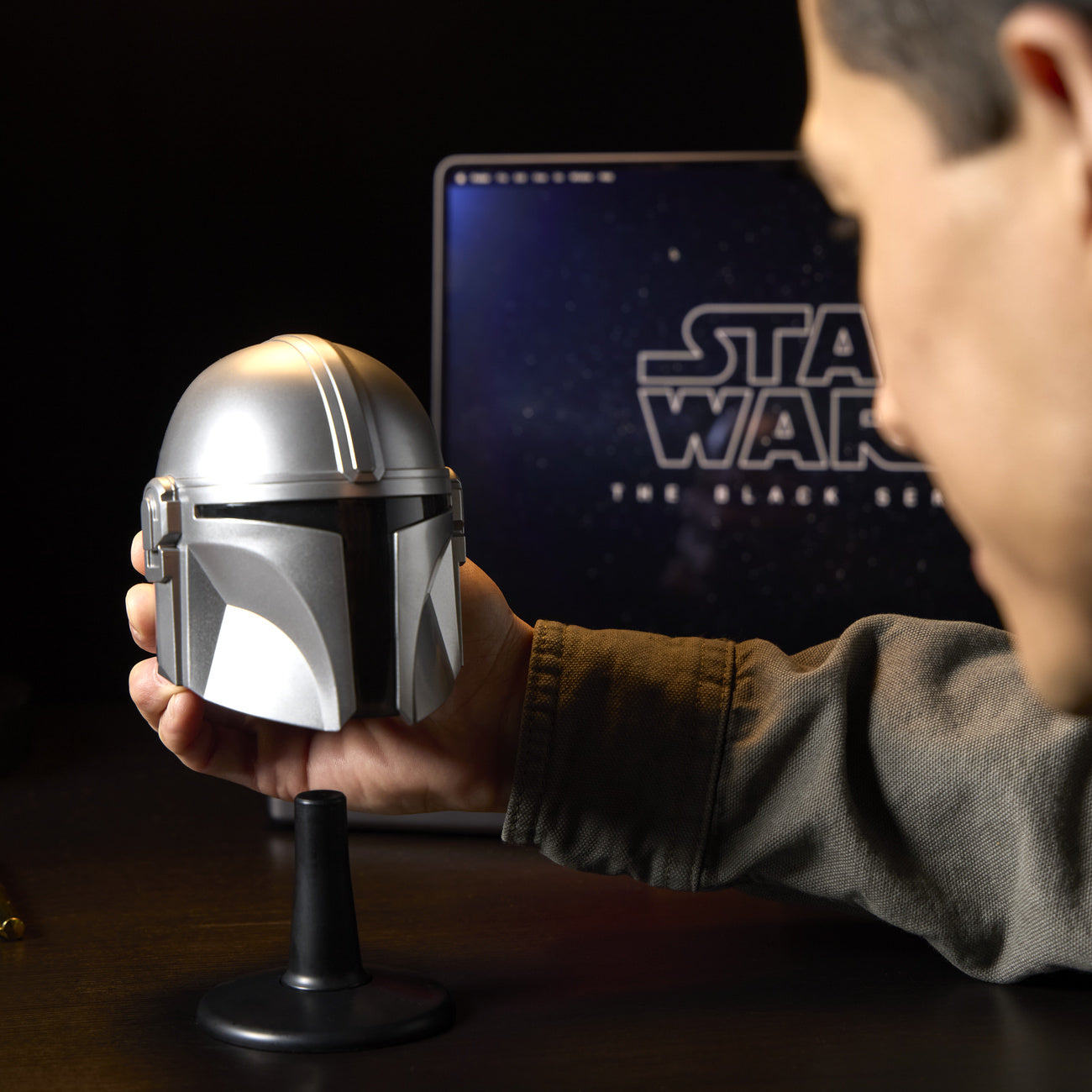 star-wars-mandalorian-mini-helm-replik-mit-base image 7
