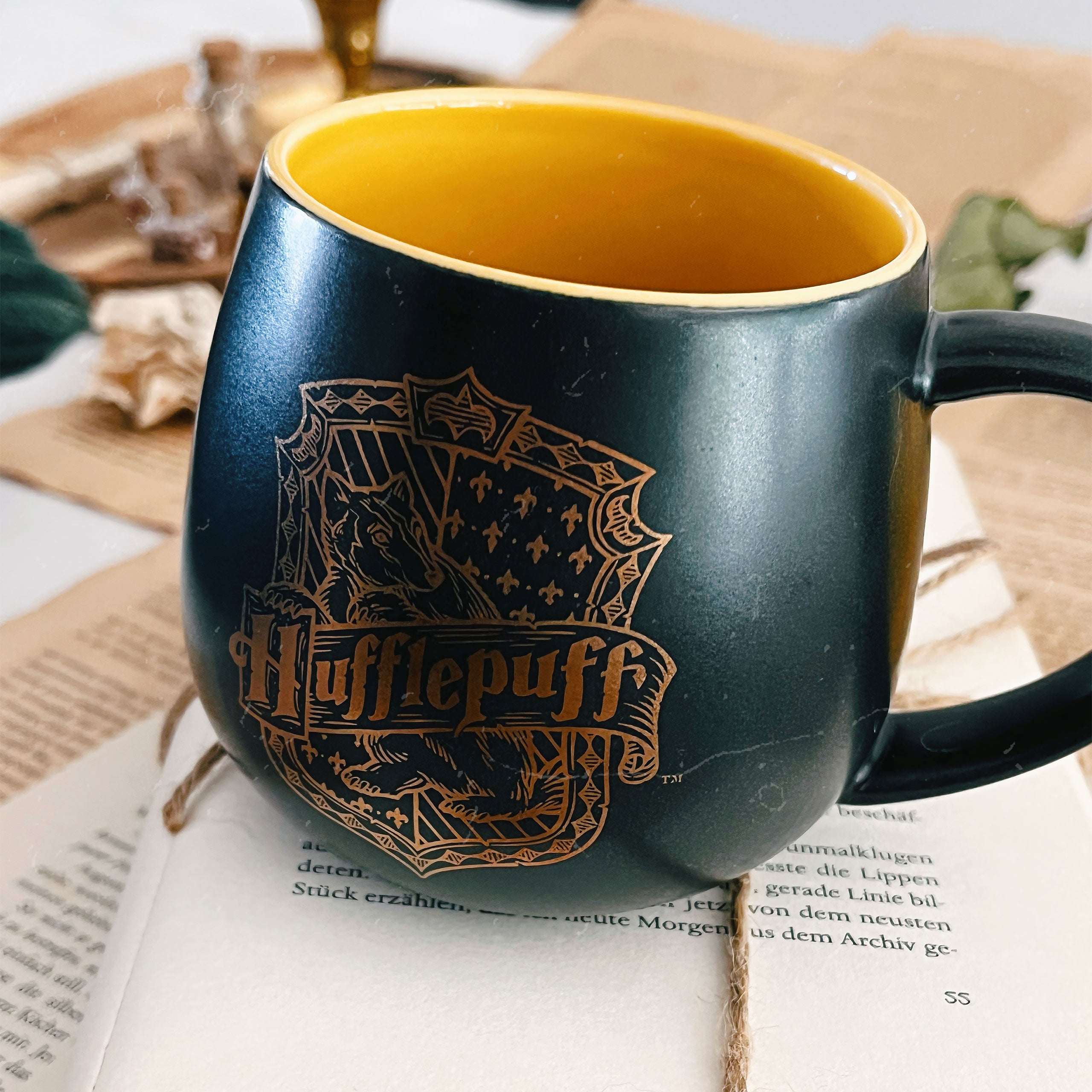 harry-potter-hufflepuff-tasse-350-ml-mit-3d-wappen image 1