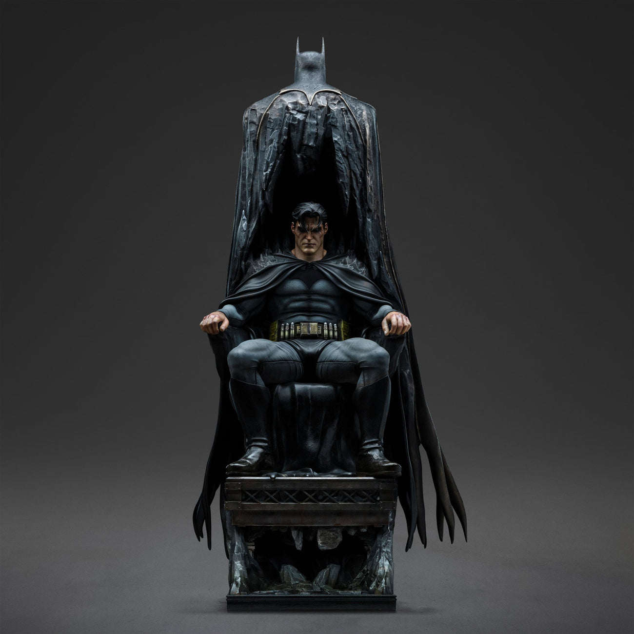 dc-comics-batman-and-bruce-wayne-statue-1-4-polystone image 2