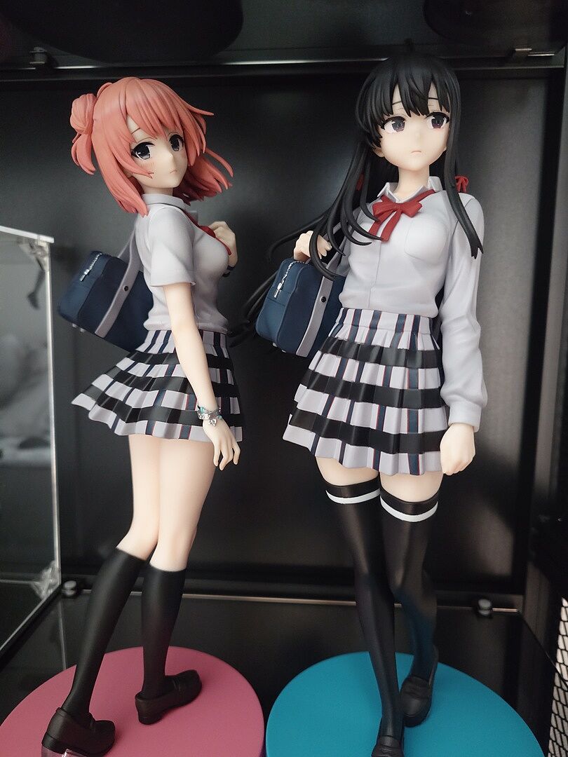 Uniform sitzt