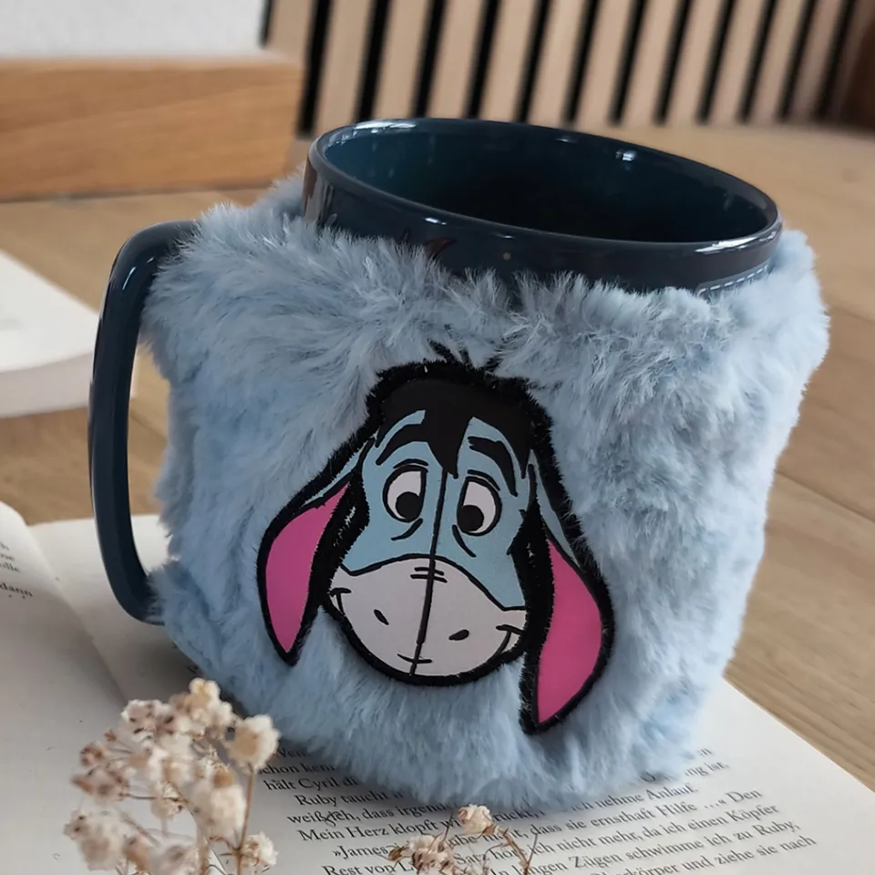 disney-winnie-puuh-i-aah-tasse-mit-pl-sch-berzug-440-ml-blau image 1
