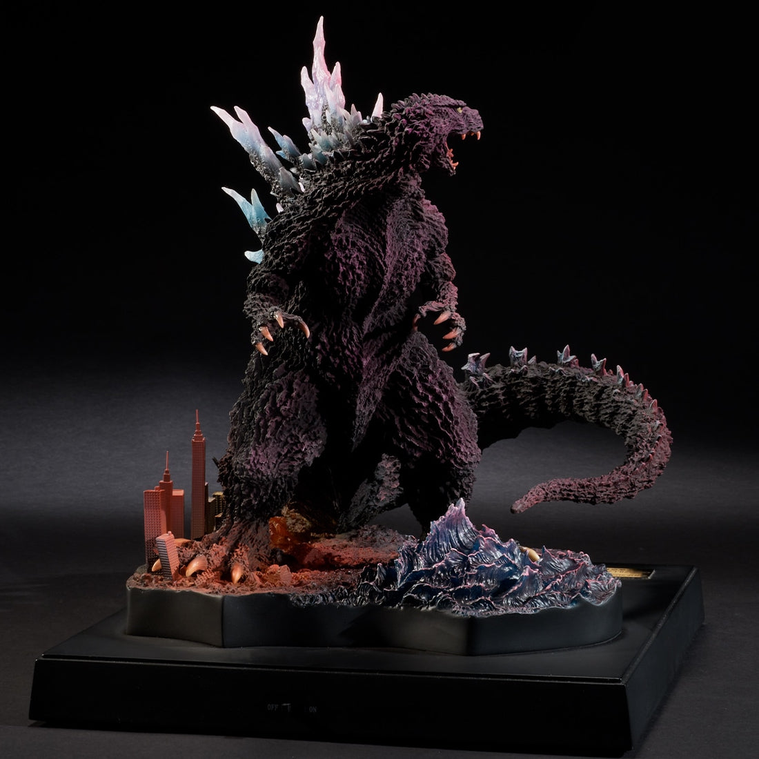 yuji-sakai-godzilla-2004-statue-poster-version-led-25-cm image 2