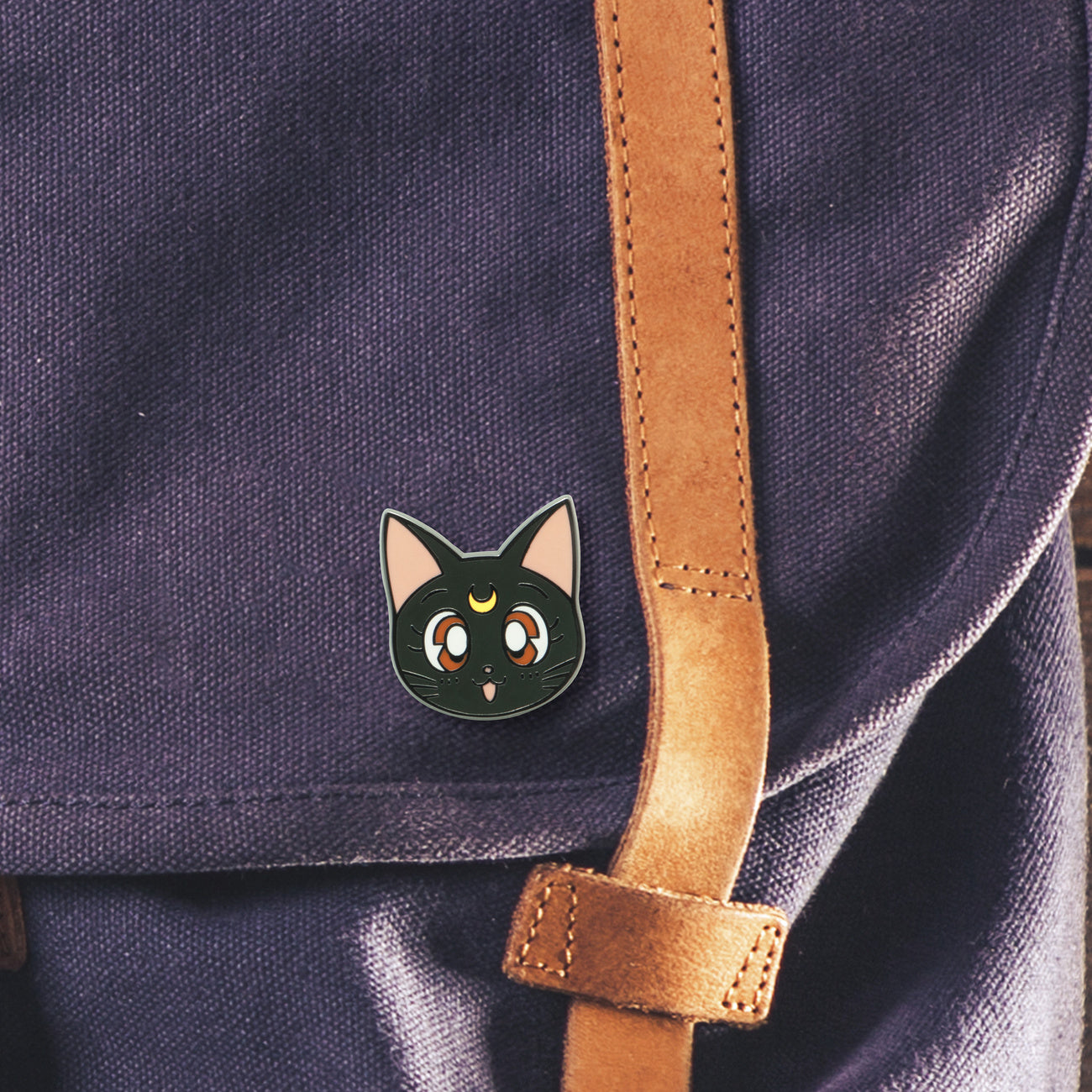sailor-moon-luna-pin-anstecker-schwarz-2-7-cm image 3