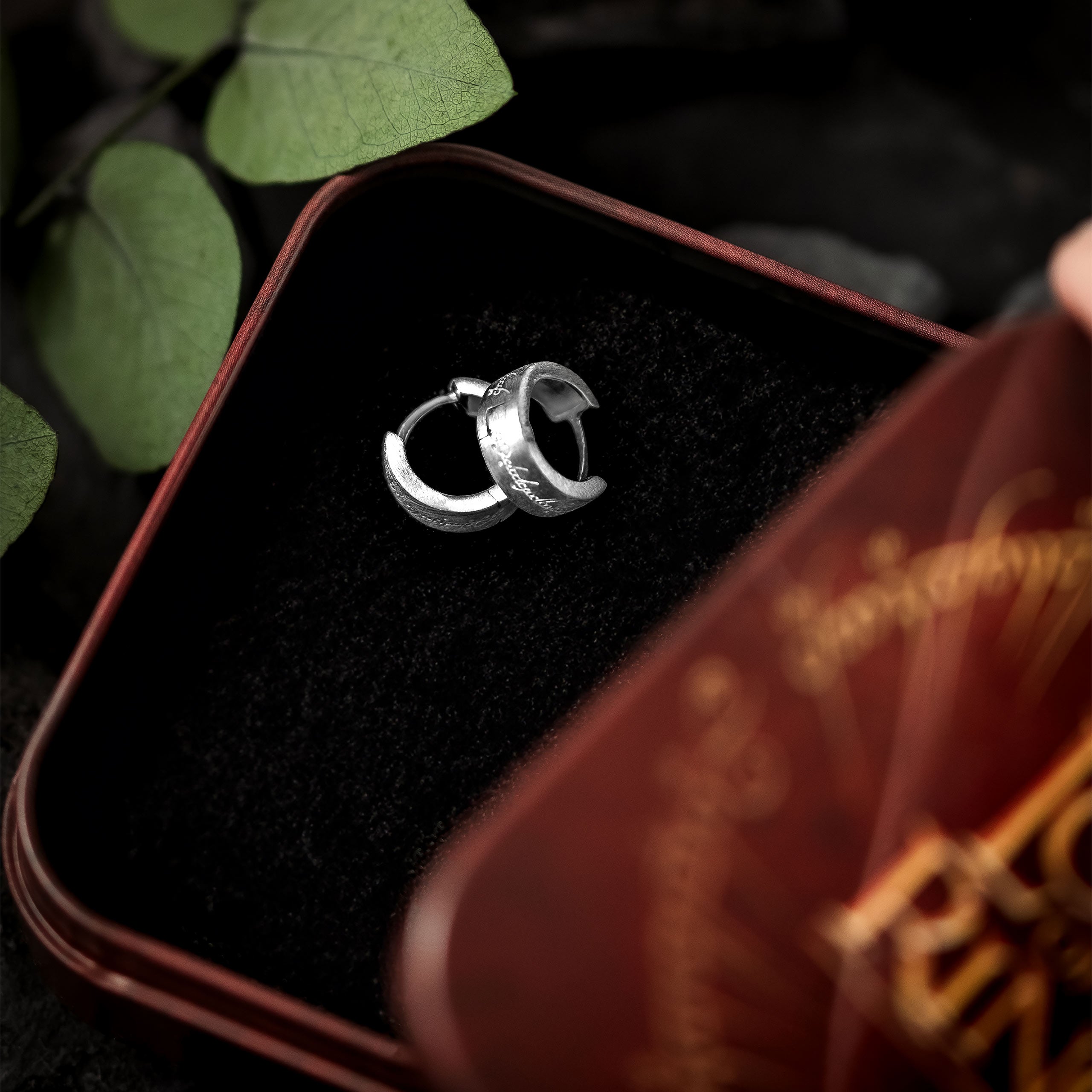 elbenwald-herr-der-ringe-creolen-ohrringe-mit-ringspruch image 3