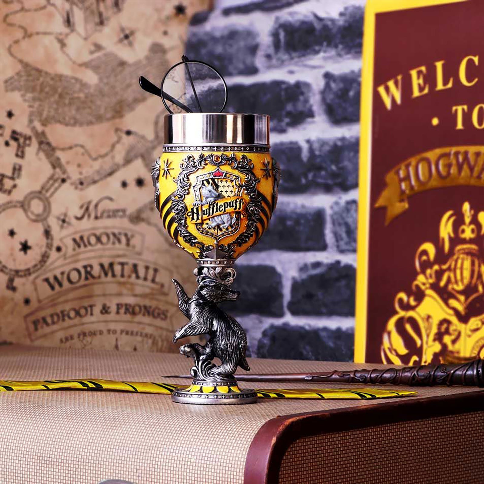 harry-potter-hufflepuff-logo-kelch-deluxe-becher-deko image 1
