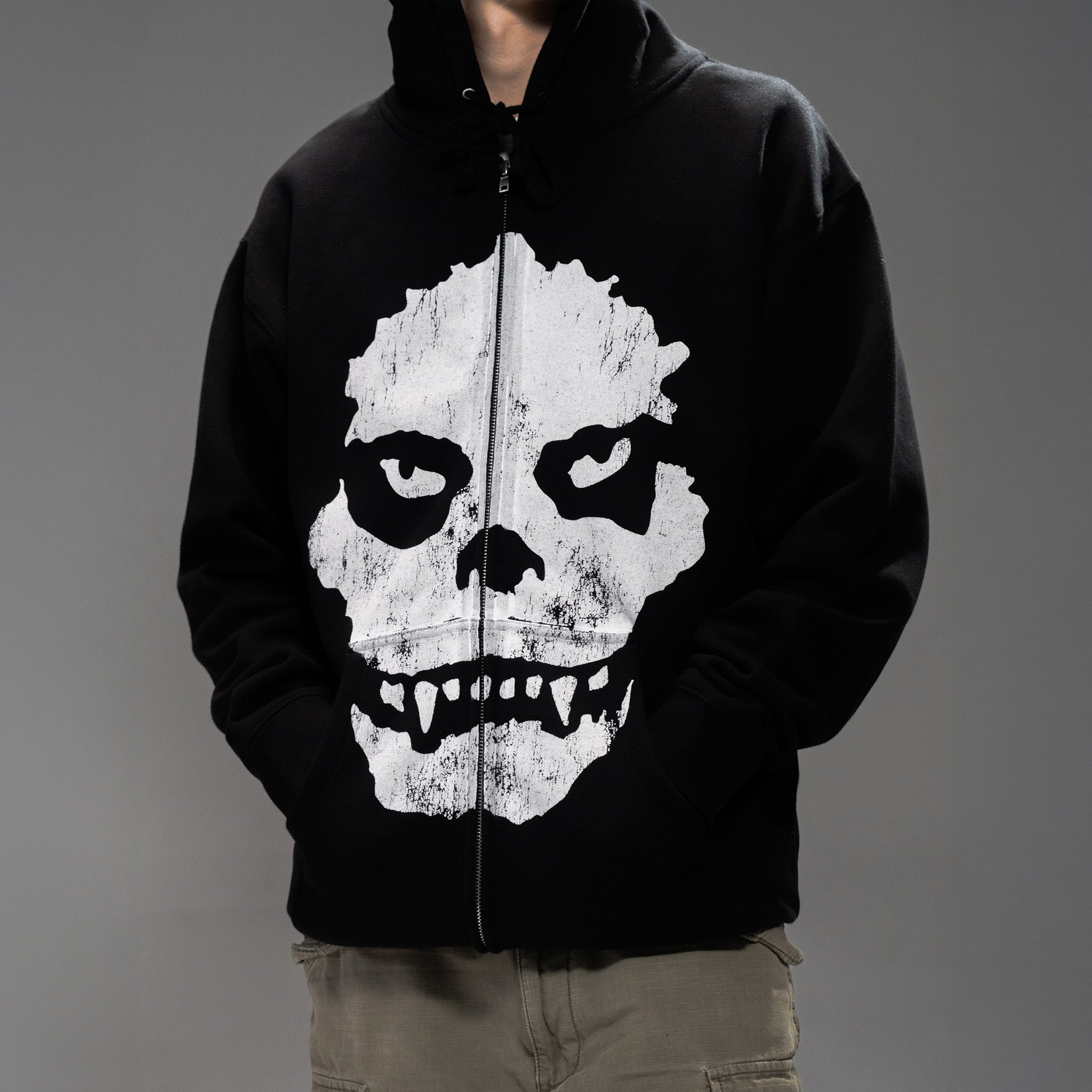godzilla-apparel-x-misfits-zip-hoodie-schwarz-ykk image 3