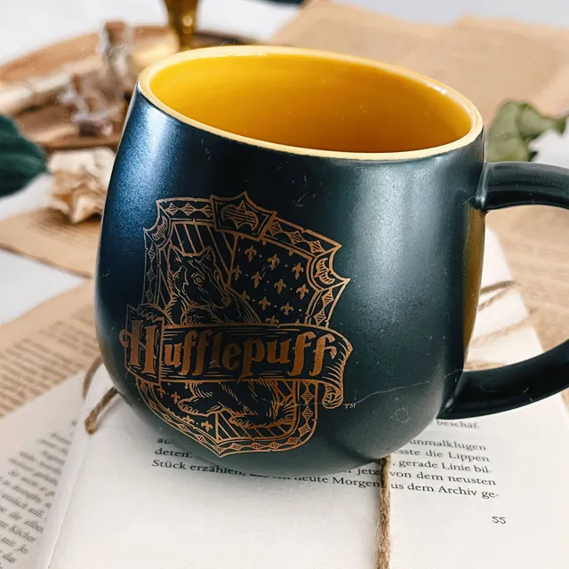harry-potter-hufflepuff-tasse-350-ml-mit-3d-wappen image 1