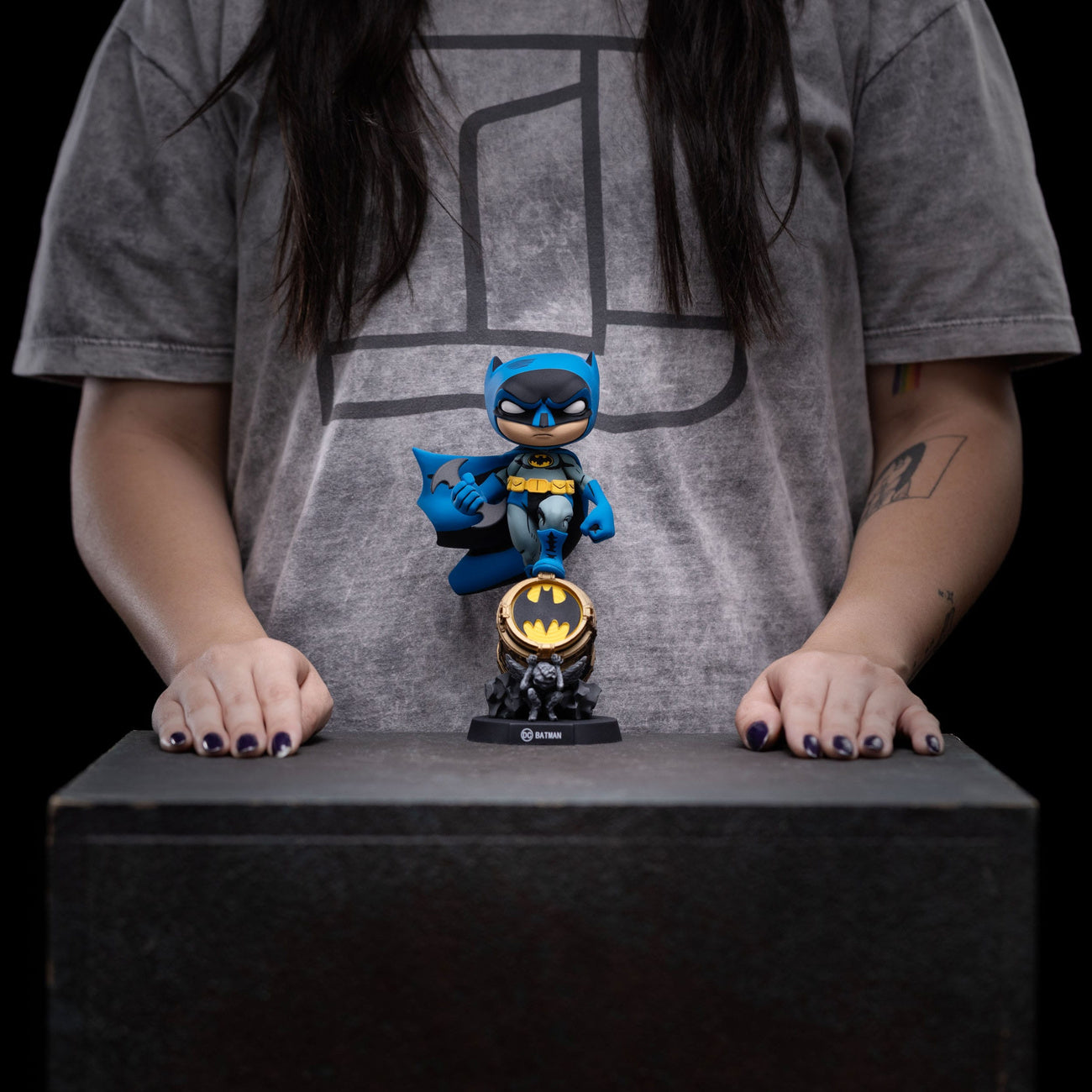 batman-mini-co-batman-on-bat-signal-blue-pvc-figur image 7