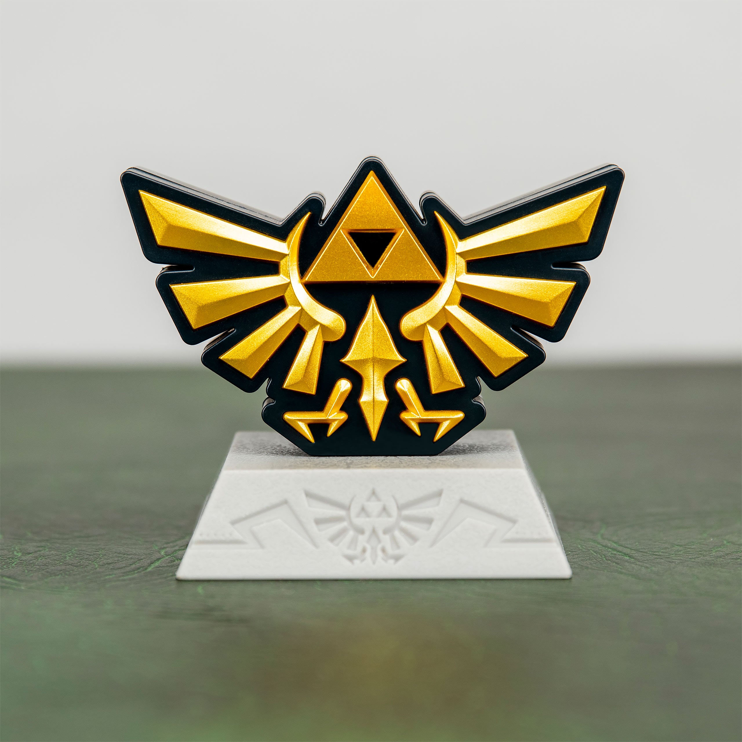 zelda-hyrule-crest-3d-tischlampe-mit-wappen-motiv image 3