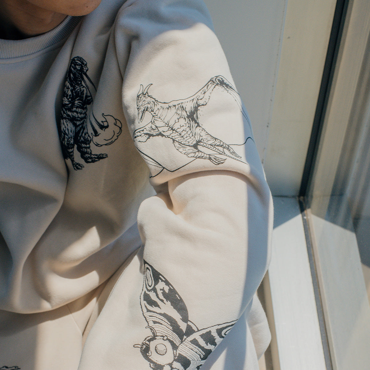 godzilla-kaiju-print-sweatshirt-pullover-creme-baumwolle image 6