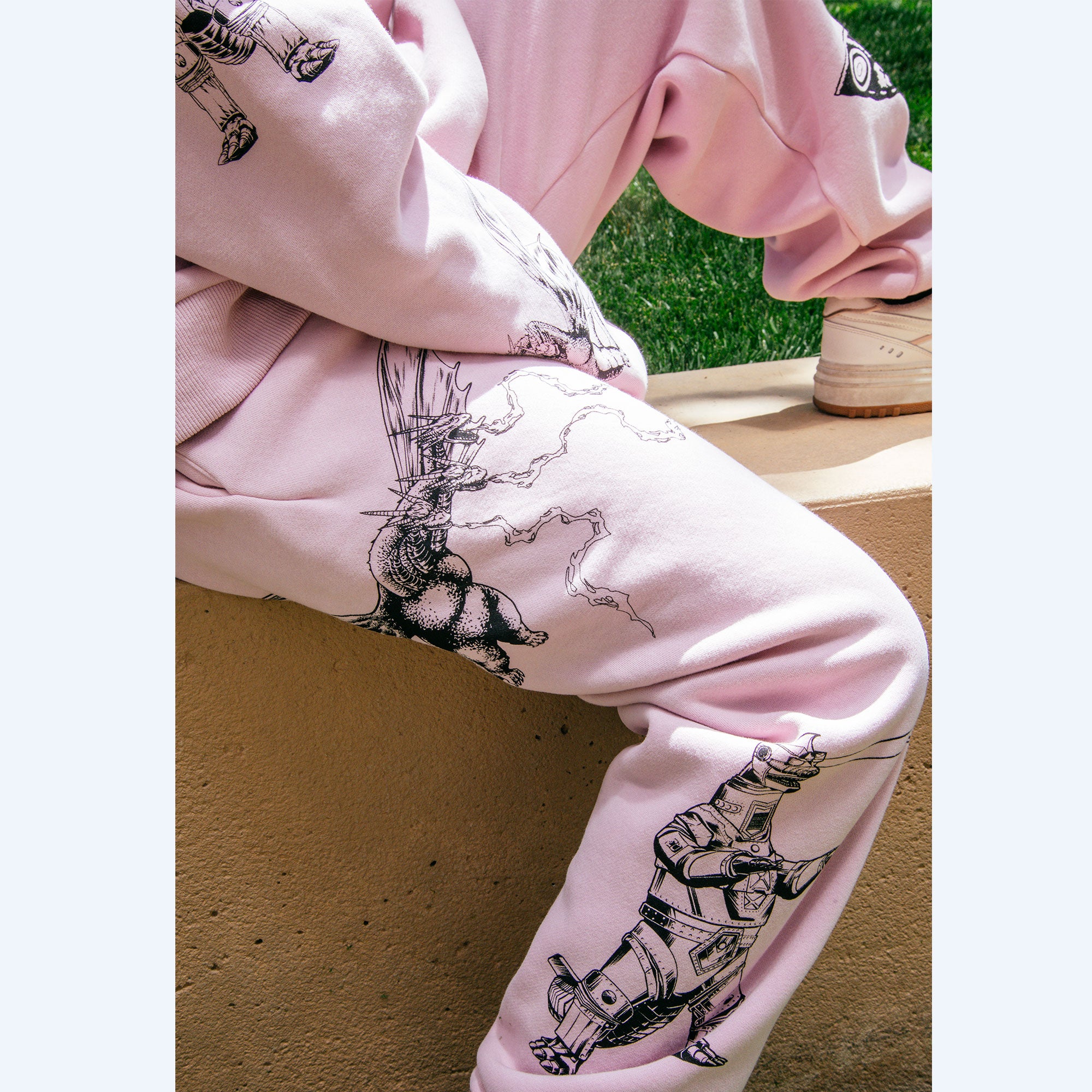 godzilla-kaiju-print-sweatpants-hellrosa-baumwolle-gr-m image 5