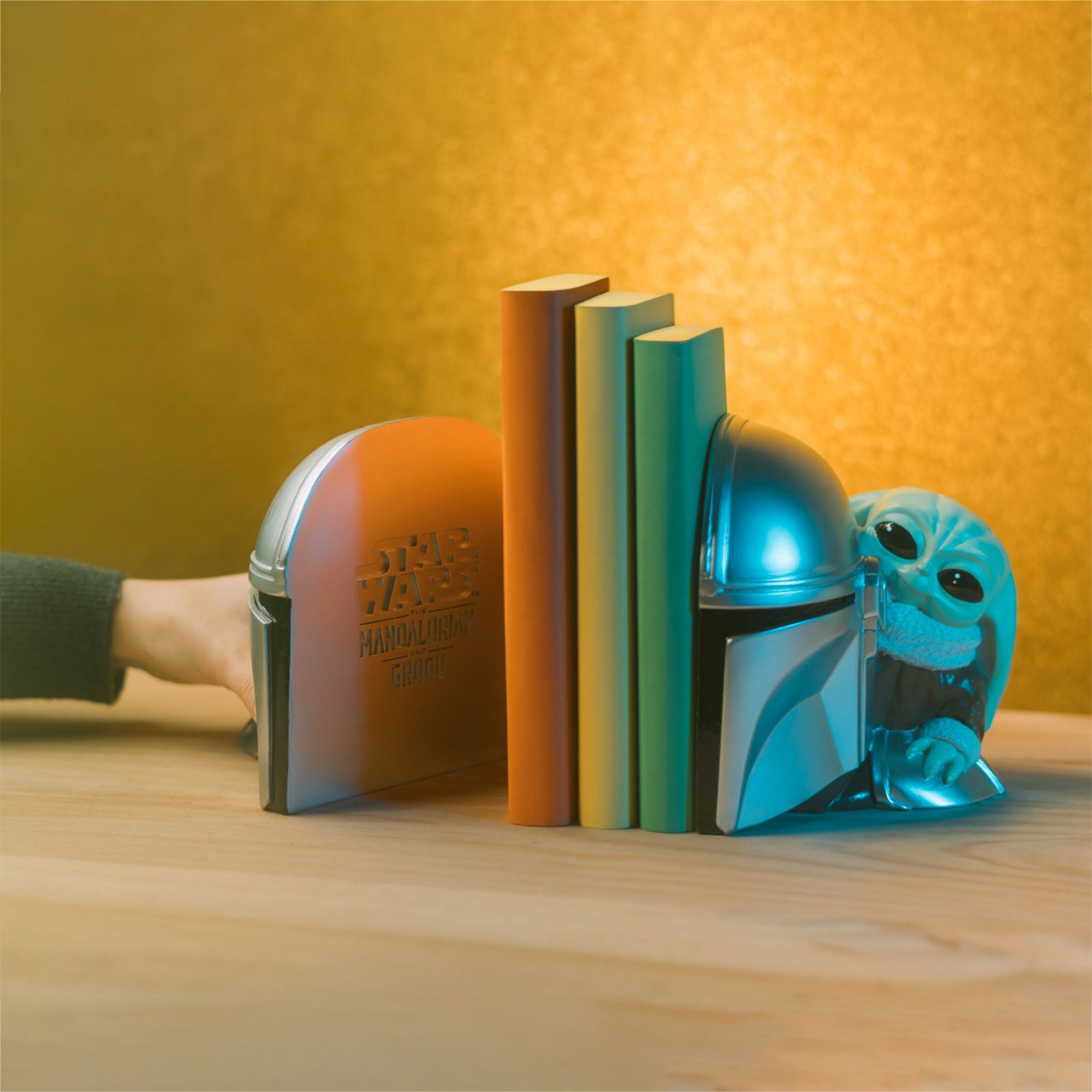 elbenwald-grogu-und-mandalorianer-buchst-tzen-the-mandalorian-resin-14-cm image 2