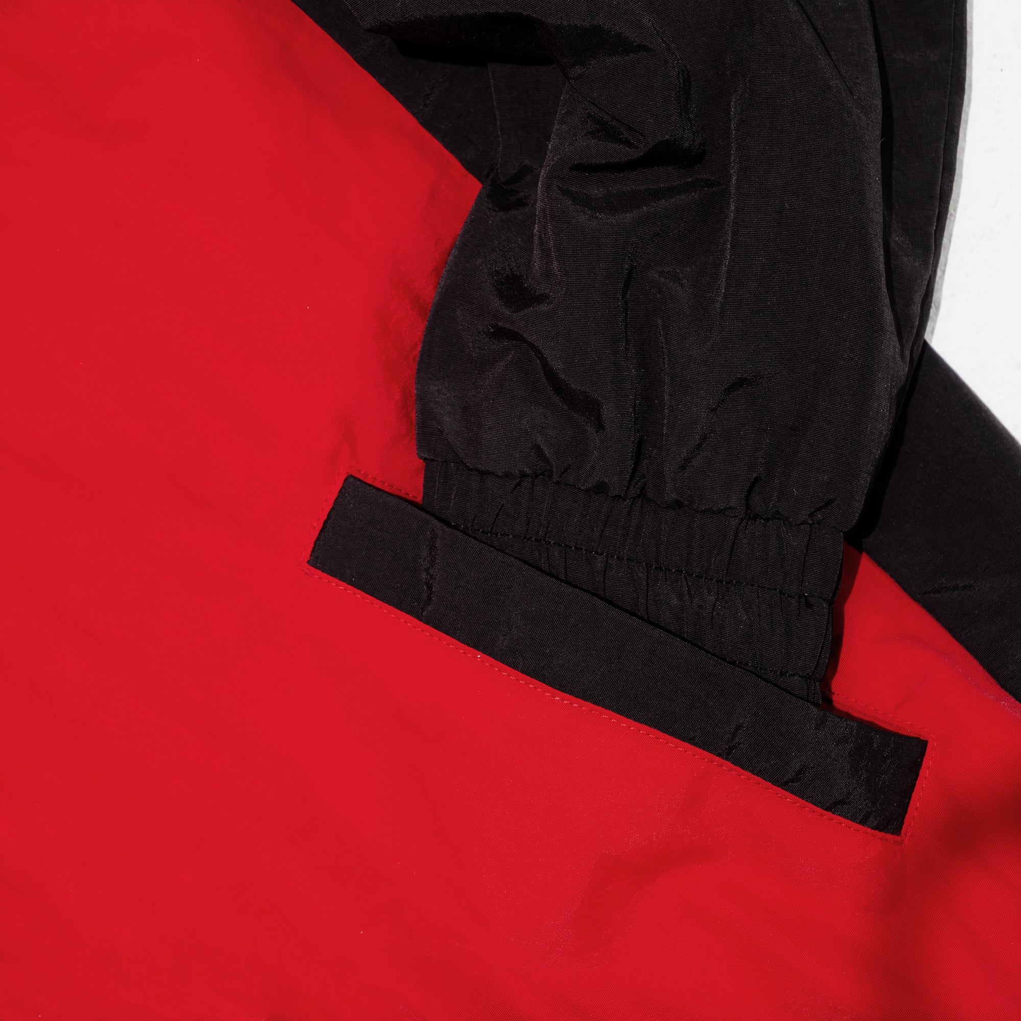godzilla-essential-track-jacket-trainingsjacke-rot-schwarz-nylon image 6